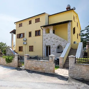 Dadic With Parking & Playground Apartman